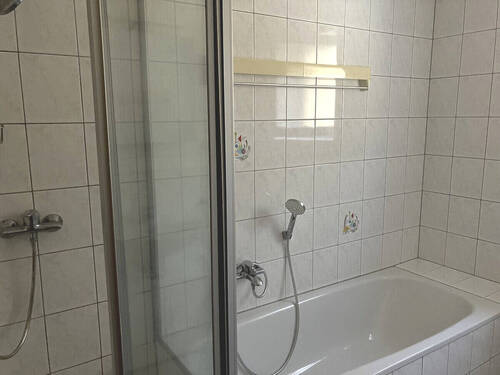Bad mit Dusche und Wanne - 