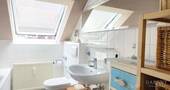 DG Badezimmer mit Wanne, Dusche und WC - 