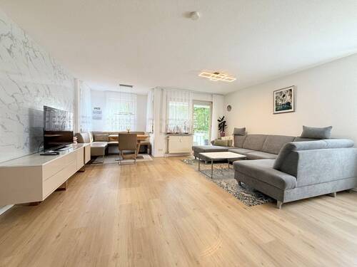 Wohnzimmer mit Balkonzugang - Verkaufsstart 08.09.: Moderne 4,5-Zimmer-Wohnung im Herzen von Sindelfingen mit zwei TG-Stellplätzen