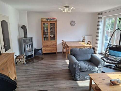 Wohnzimmer - Sofort bezugsfertige DHH mit Sauna, Kamin & Doppelcarport - nur 1.800 m zum Strand!