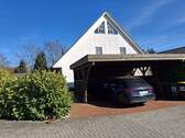 Straßenansicht mit Carport - 