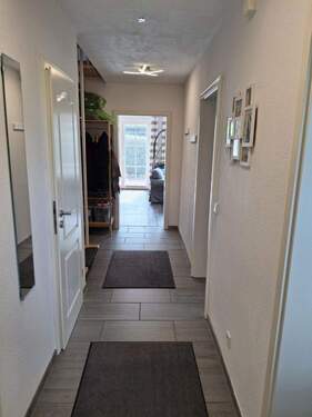 Flur EG vom Haupteingang aus - 