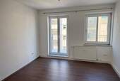 Wohnzimmer - 3 Zimmer Etagenwohnung zum Kaufen in München