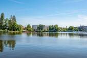 Blick über den Rummelsburger See auf das Haus - 3 Zimmer Etagenwohnung zum Kaufen in Berlin