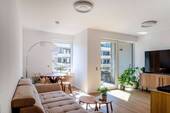Wohnzimmer mit Zugang zum Balkon - 3 Zimmer Etagenwohnung in Berlin