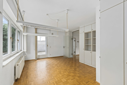 Raum 1 mit Zugang zur Terrasse - 3 Zimmer Etagenwohnung in Frankfurt am Main