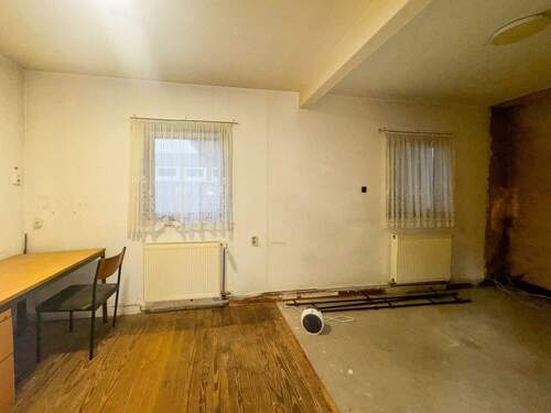 Büro mit Renovierungsbedarf - 