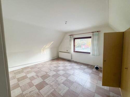 Leeres Zimmer mit Fenster - 