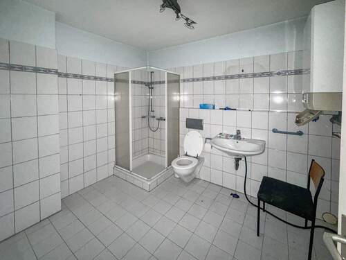 Badezimmer im Bürogebäude - 