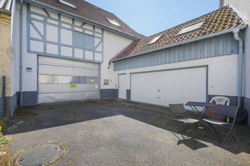 Innenhof und Garagen - 6 Zimmer Mehrfamilienhaus, Wohnhaus in Ispringen