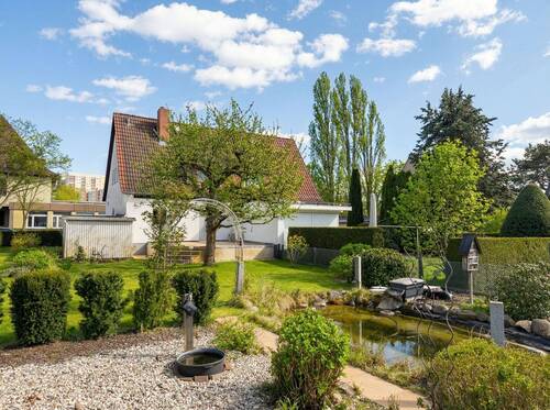 Gartenansicht mit Teich - 