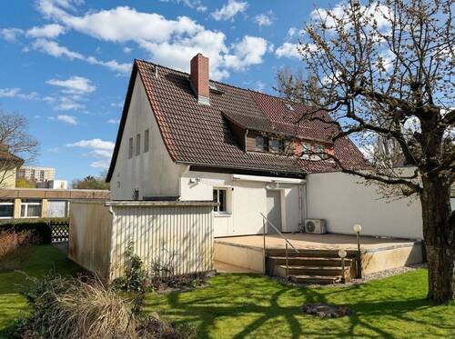 Gartenansicht mit Terrasse - Massiv gebaut, ruhig gelegen - 30er Jahre Doppelhaushälfte mit liebevoll gestaltetem Garten