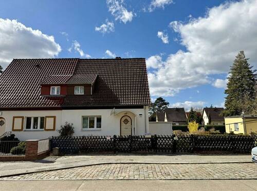 Gebäudeansicht - 3 Zimmer Doppelhaushälfte zum Kaufen in Berlin