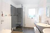 Badezimmer im EG mit Dusche - 