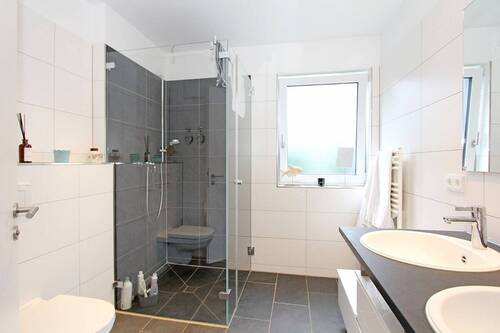 Badezimmer im EG mit Dusche - 
