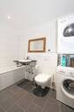 Badezimmer im 1.UG mit Badewanne - 