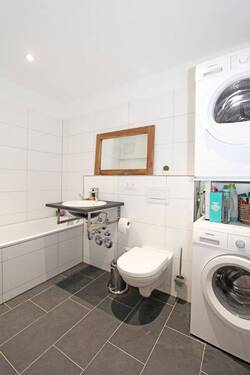 Badezimmer im 1.UG mit Badewanne - 