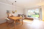 Wohnzimmer mit Zugang zur Terrasse/Garten - Hochwertige 3-Zimmer-Gartenwohnung in ruhiger Lage München-Solln