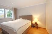 Schlafzimmer mit großem Einbauschrank - 