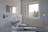Tageslichtbad mit Wanne und Dusche - 