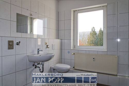 Tageslichtbad mit Wanne und Dusche - 