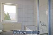 Tageslichtbad mit Wanne und Dusche - 
