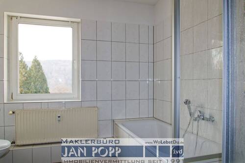 Tageslichtbad mit Wanne und Dusche - 