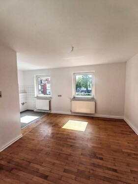 Küche/Wohnbereich - Teilrenovierte helle 4 Zimmer Wohnung