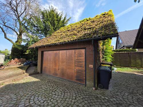 Garage mit Wein berankt - 6 Zimmer Mehrfamilienhaus, Wohnhaus in Velbert