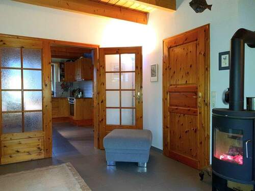 Wohnzimmer mit Zugang zu Küche - 