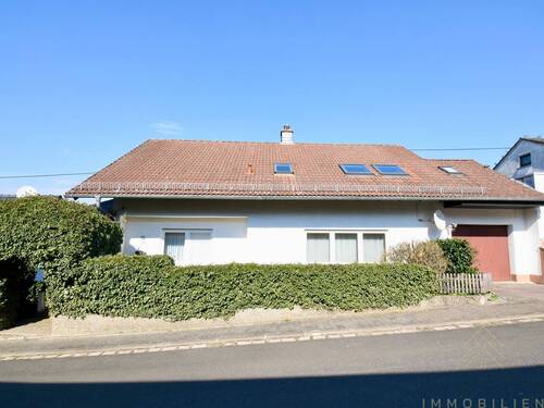 04 - 8 Zimmer Einfamilienhaus in Idar-Oberstein