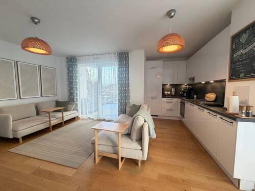 Wohnbereich mit Zugang zur Terrasse und GArten - KENSINGTON - Exklusiv - neuwertige 2-Zimmer-Wohnung mit Terrasse und eigenem Garten