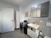 Badezimmer mit Waschmaschinen Anschluss - 