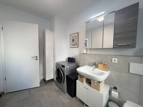 Badezimmer mit Waschmaschinen Anschluss - 
