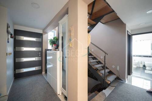 Eingangsbereich - 8 Zimmer Einfamilienhaus zum Kaufen in Schwäbisch Hall