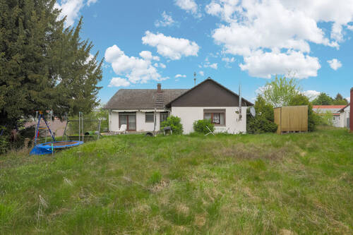 Rückansicht und Garten - Charmantes Einfamilienhaus mit großem Grundstück und vielseitigen Nutzungsmöglichkeiten!