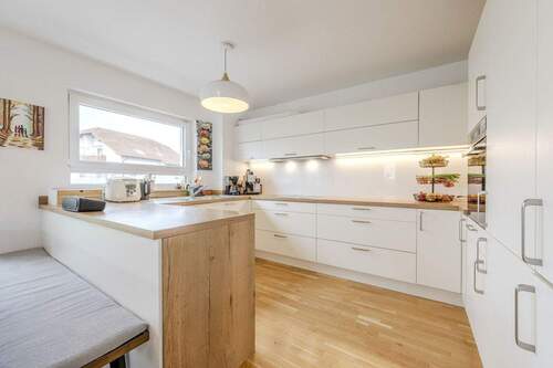 Küche - Neuwertige 4-Zimmerwohnung: Wohnen wie im eigenen Haus mit zwei Gärten