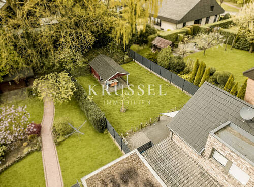 ... mit praktischer Gartenhütte - 