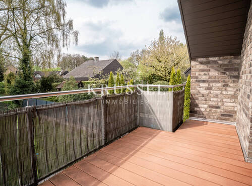 Die obere Wohneinheit verfügt über einen stilvollen, teilweise überdachten Balkon - 