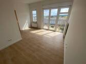 helles Wohnzimmer - 3 Zimmer Etagenwohnung zur Miete in Erfurt
