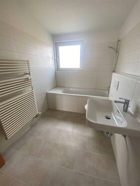 Tageslichtbad mit Wanne - 