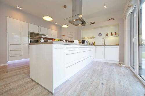 Moderne Küche mit Premium-Ausstattung - 4 Zimmer Einfamilienhaus zum Kaufen in Zwickau
