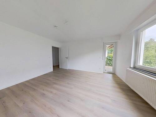Ansicht I: Wohnzimmer - ERSTBEZUG NACH SANIERUNG: Lichtdurchflutete 3-Zimmer-Wohnung mit Terrasse