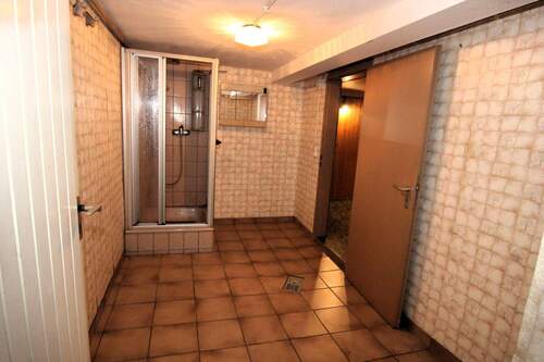 21.Dusche im Keller mit Ausgang zum Garten .JPG - 