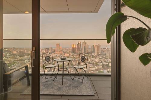 Der Balkon - Spektakuläre 2-Zimmer-Wohnung im 31. Stock mit Skyline-Blick und top Ausstattung
