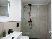Modernes Wannenbad WC - 