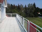 Dachterrasse - Traumhafte großzügige Dachterrasse - offene Wohnatmosphäre ! Gäste WC ­mit Dusche, Tageslichtbad mit Wanne PKW­Stellplatz !