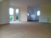 Wohnzimmer mit offener Küche (Laminatboden) - Etagenwohnung mit 98,00 m² in Brandis zur Miete
