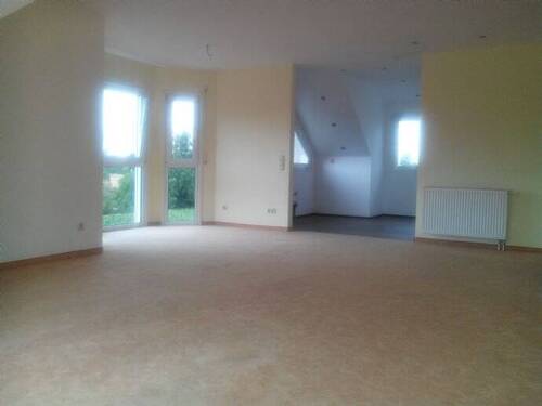 Wohnzimmer mit offener Küche (Laminatboden) - Etagenwohnung mit 98,00 m² in Brandis zur Miete