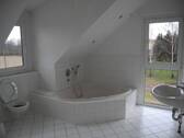Tageslichtbad mit Eckbadewanne - 